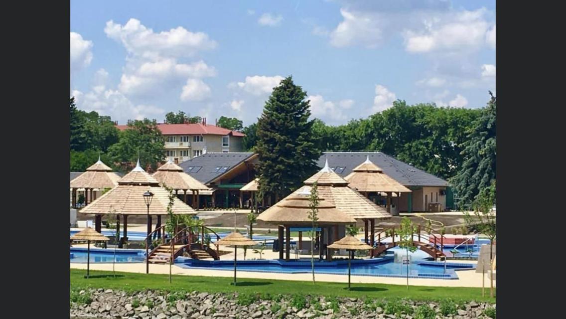 Bezso Apartman Hajdúszoboszló Esterno foto